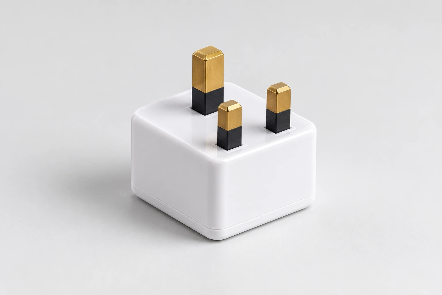 Adaptateur de prise Type G — Format 3 broches, ne convertit pas la tension